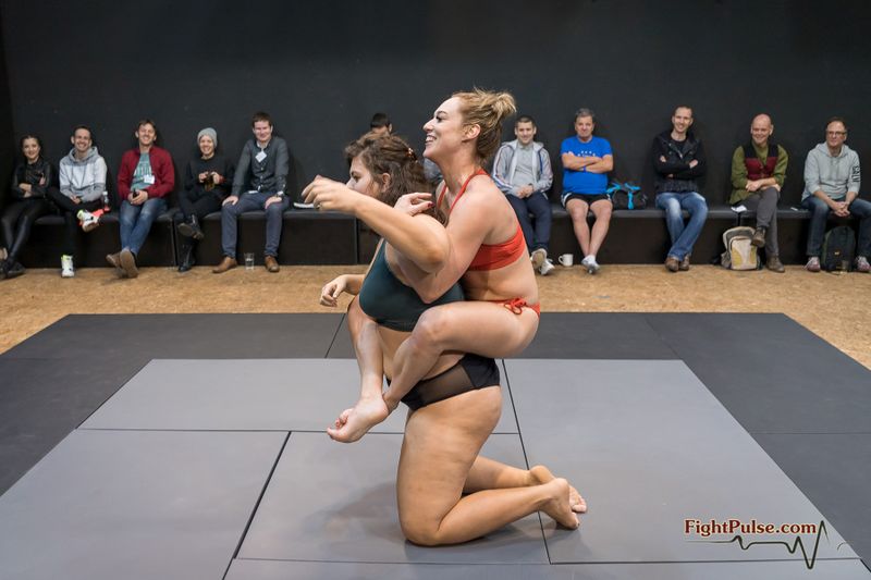 File:FightPulse-FW-144-Axa-Jay-vs-Lucrecia-115.jpg