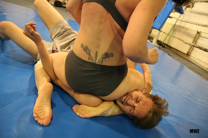 File:Zsuzsa-onelegchoke4.jpg