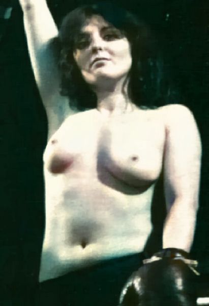 File:Tina Chiari-Vpose.jpg
