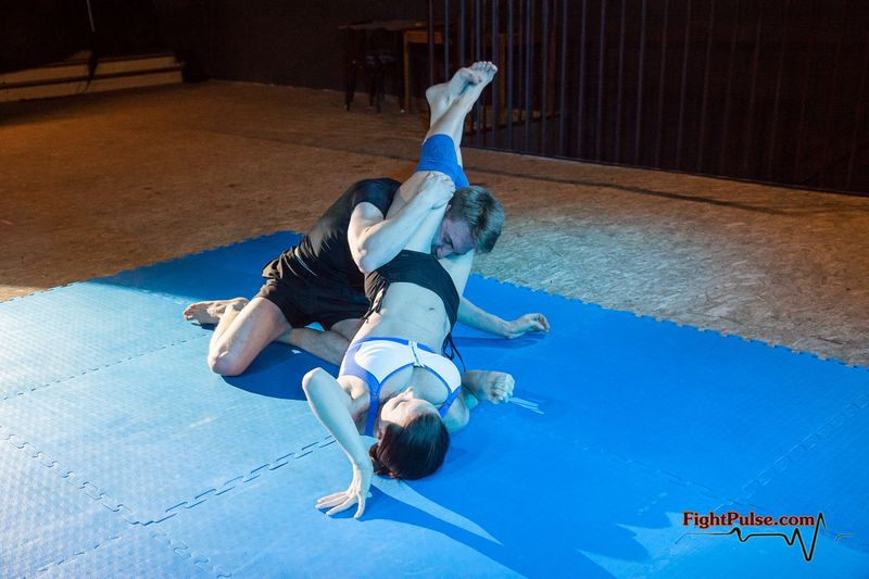 File:Zsuzsa-headscissor2.jpg