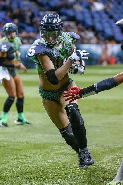 File:Alli Alberts running ball.jpg