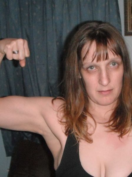 File:Sarah Tiger muscle pose.jpeg
