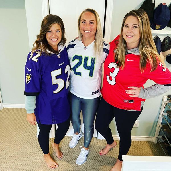 File:Stevi with friends.jpg