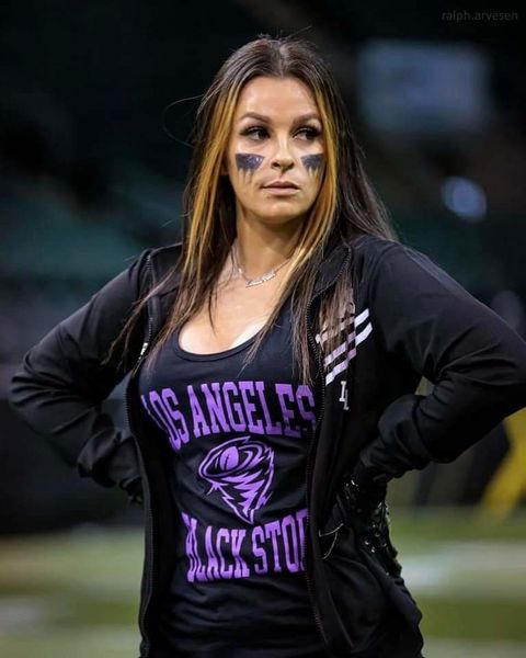 File:Lindsi black gloves.jpg